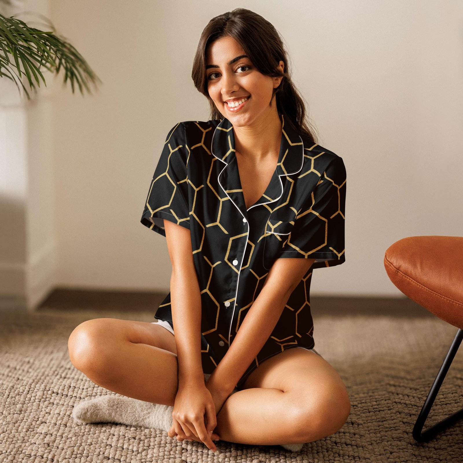 Talishén: Steel Spine Hex Pattern – Women’s short sleeve pajama top – Black & Gold